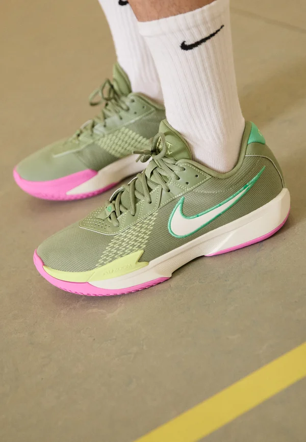 G.T. CUT ACADEMY - Basketballschuh - oil green/sail/spring green