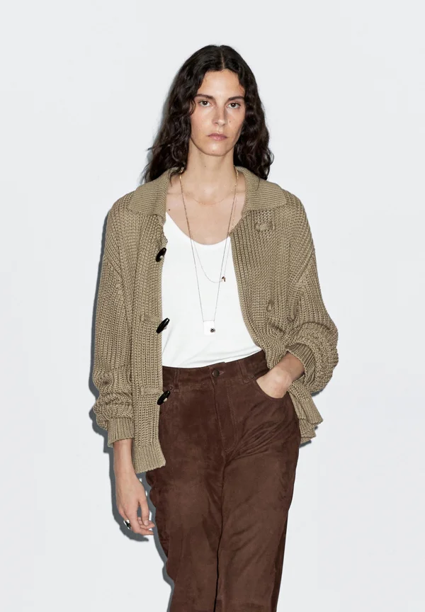 HORN BUTTON DETAIL - Strickjacke - brown