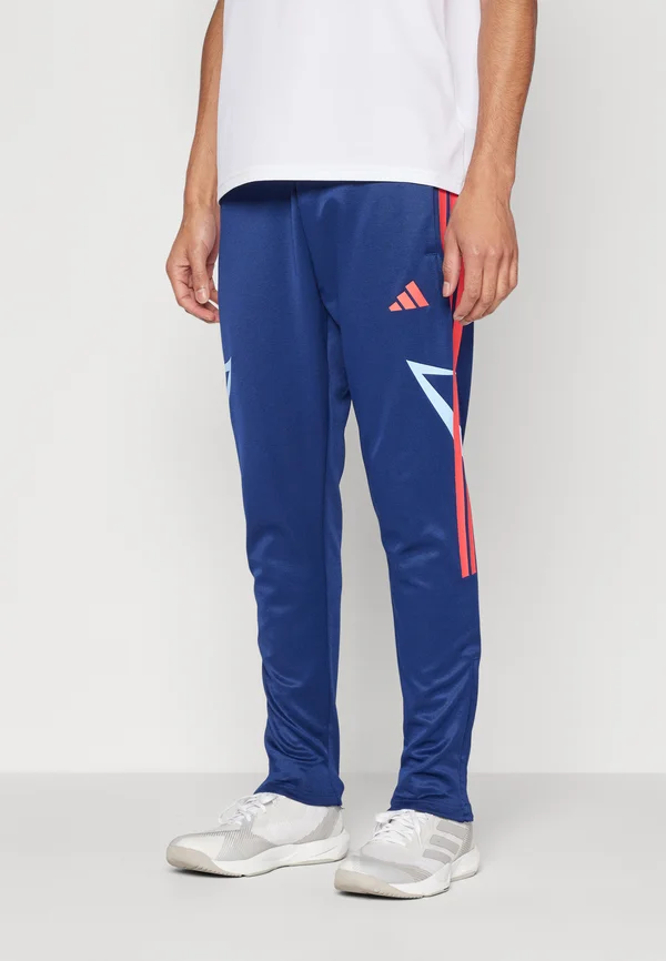 HOUSE OF TIRO NATIONS PACK - Jogginghose - dark blue/glow blue/semi lucid red
