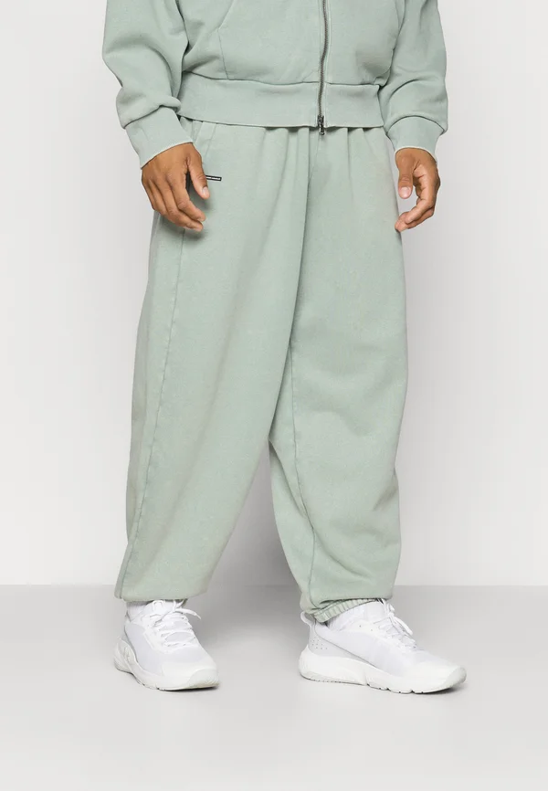 ICON WASH PANT - Jogginghose - silica green/white