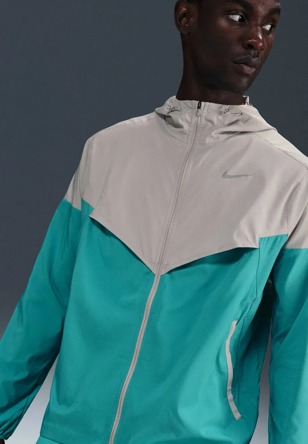 IMPOSSIBLY WINDRUNNER - Laufjacke - light iron ore dusty cactus light iron ore