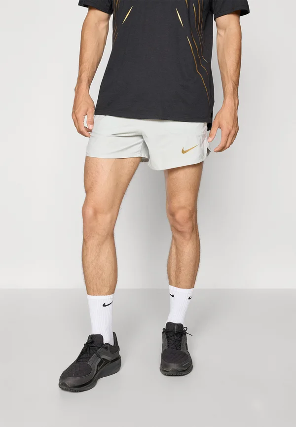 JAKOB INGEBRIGTSEN SHORT - Kurze Sporthose - light silver-coloured/metallic gold-coloured
