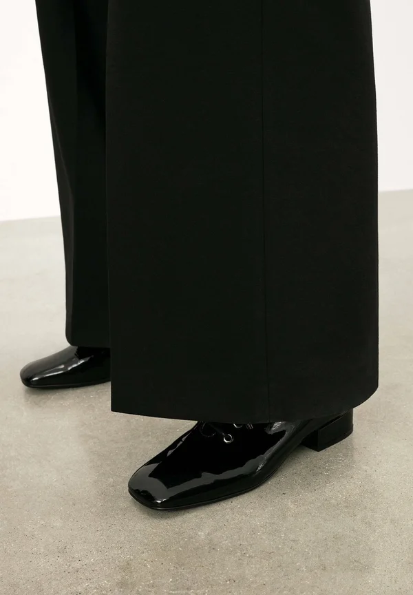 JAYLANI - Schnürer - black