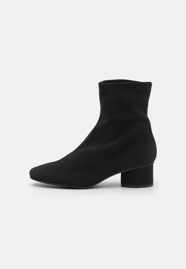 JENDAYI - Stiefelette - black