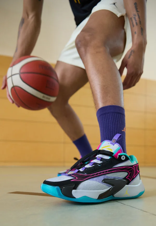 JORDAN LUKA 2 UNISEX - Basketballschuh - wolf grey/black/hyper jade/speed yellow