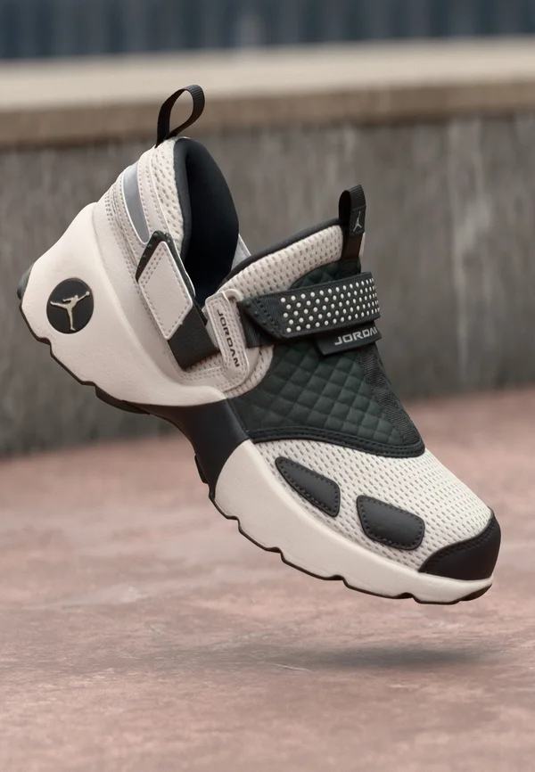 JORDAN TRUNNER LX - Sneaker low - light orewood brown/anthracite