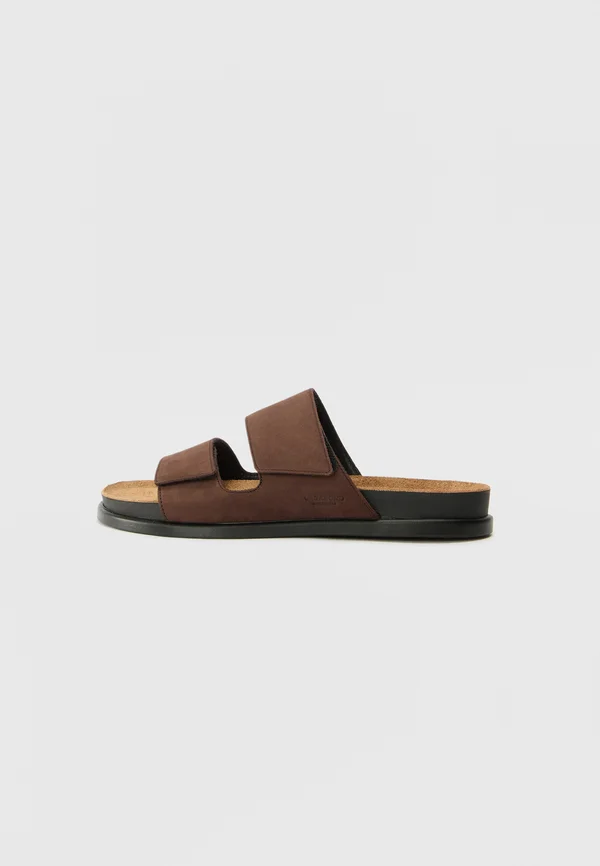 KEVIN - Pantolette flach - chocolate