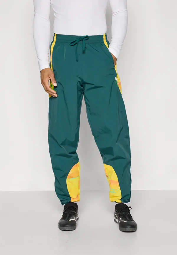 KIDSUPER MAMELODI SUNDOWNS FC TRAVEL PANT - Vereinsmannschaften - green terrain/pelé yellow
