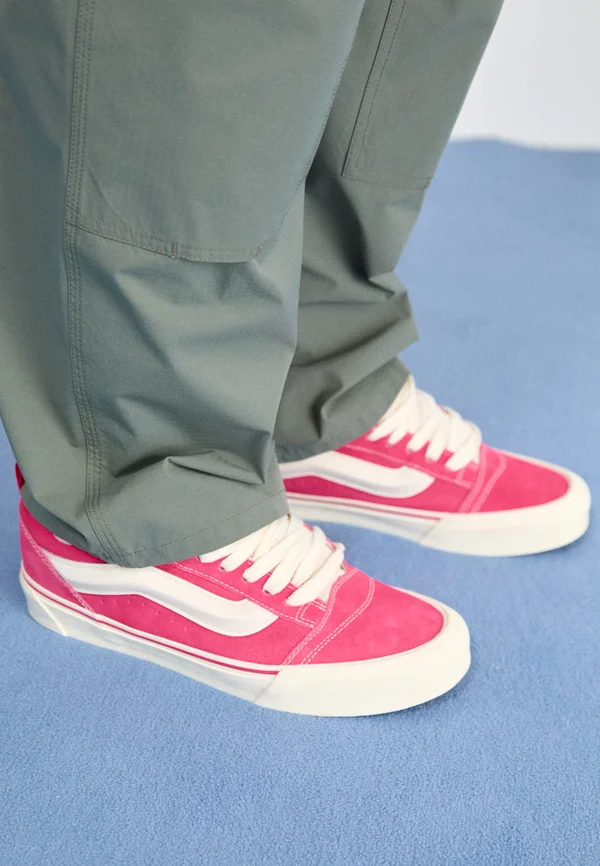 KNU SKOOL UNISEX - Skateschuh - retro color pink/true white