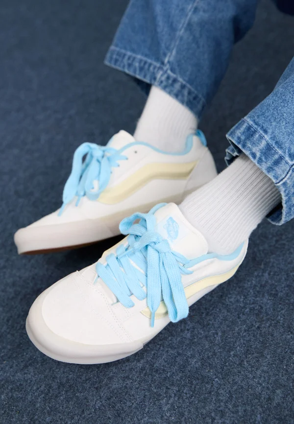 KNU SKOOL UNISEX - Sneaker low - glow white/blue