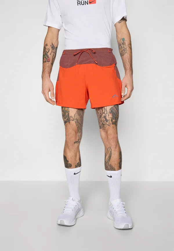 Kurze Sporthose - picante red/red sepia/black