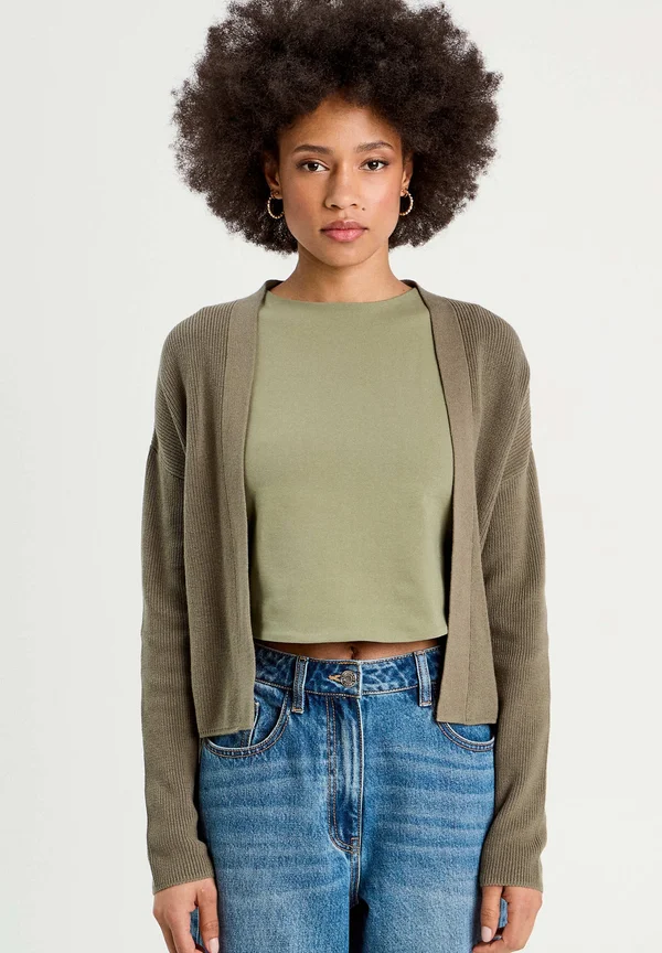 LANGERÄMLIGE  - Strickjacke - vert kaki