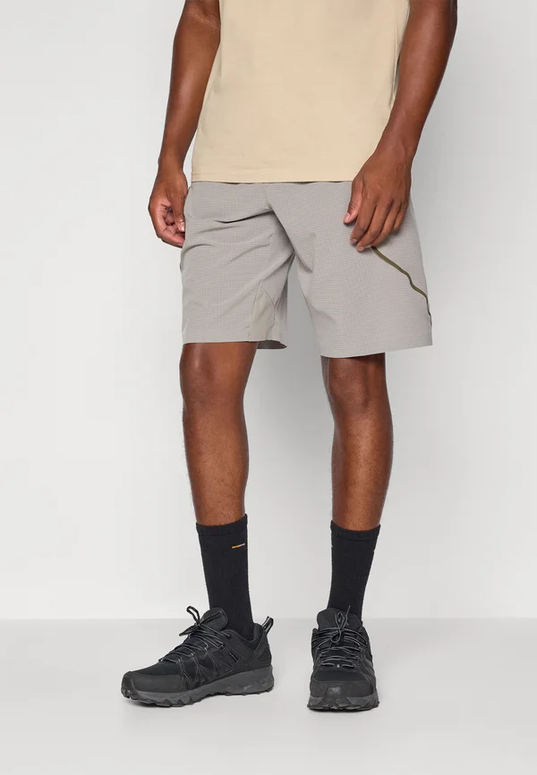 LATITUDE FLIGHT - Outdoor Shorts - boulder green