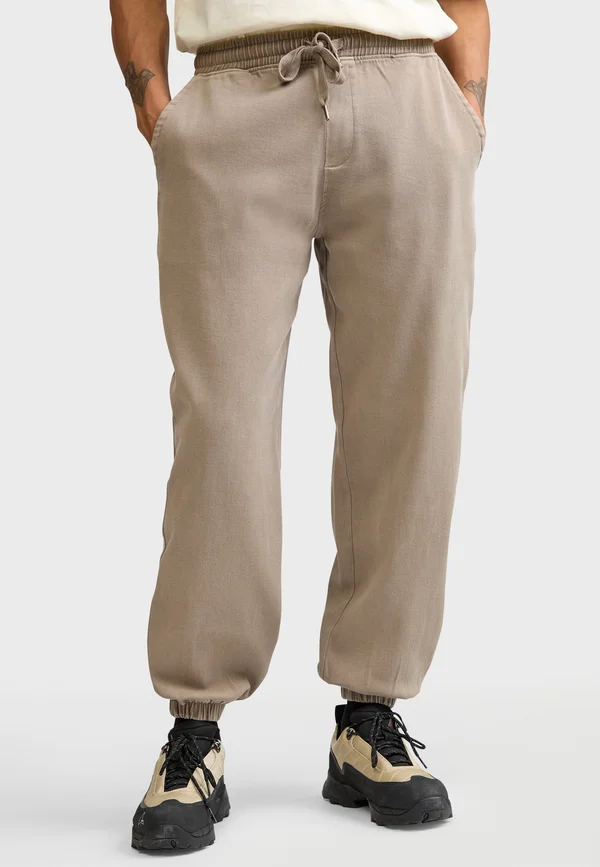 LEANDRO PANTS COMFORT FIT UNISEX - Jogginghose - fossil brown