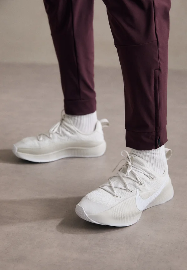 LEBRON TR 1 - Trainingsschuh - phantom/white/light bone