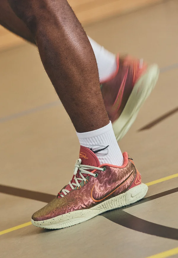 LEBRON XXI - Basketballschuh - ember glow/elemental gold