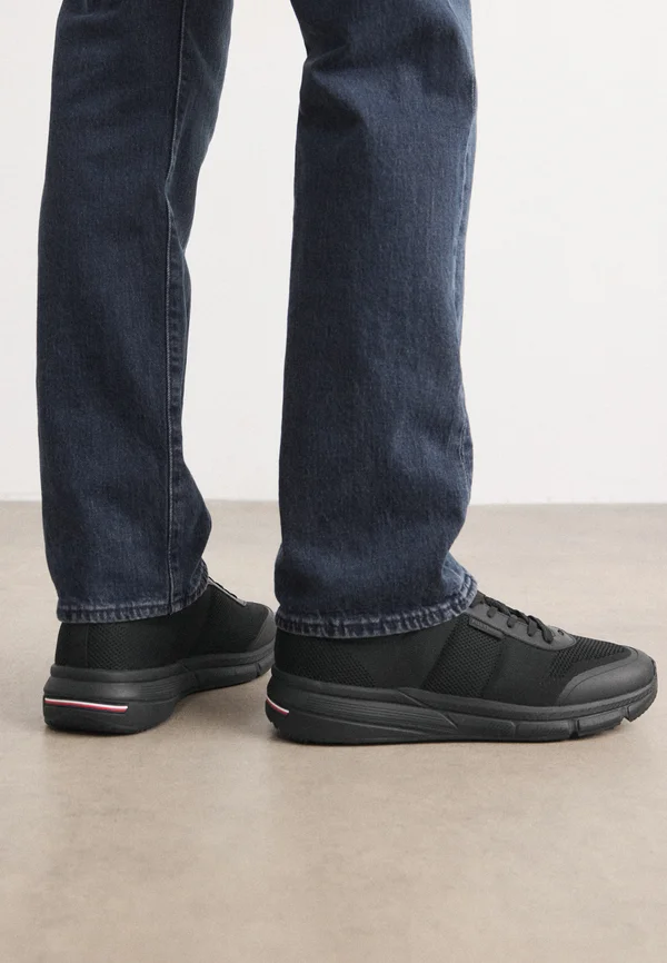 LIGHTWEIGHT MODERN RUNNER - Sneaker low - black