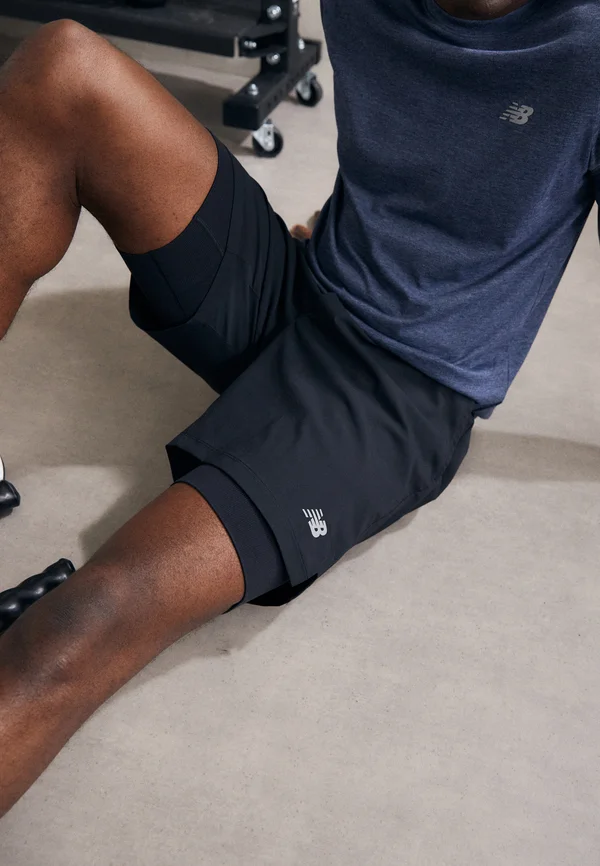 LINED - Kurze Sporthose - black