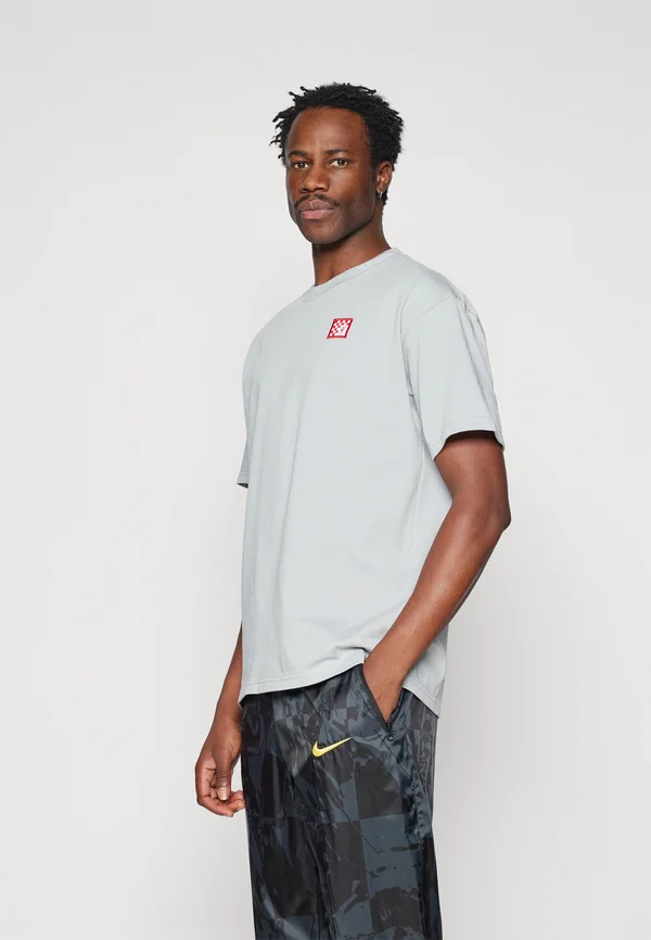 LIVERPOOL FC NIKE PRM JOCKTAG TEE - Vereinsmannschaften - light smoke grey