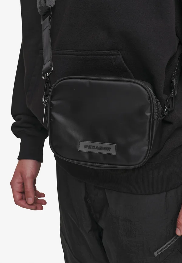 LOGO PATCH SHOULDER STRAP BAG UNISEX - Umhängetasche - black