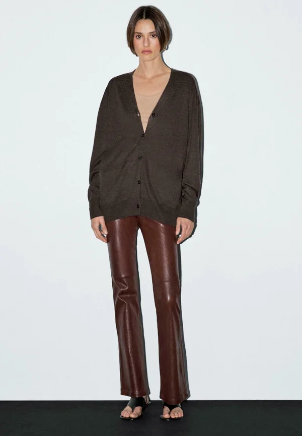 LONG V-NECK WITH BUTTONS - Strickjacke - mottled dark brown