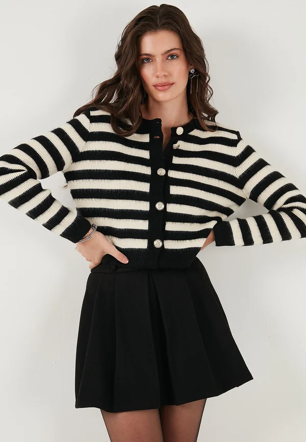 LOOSE FIT - Strickjacke - black