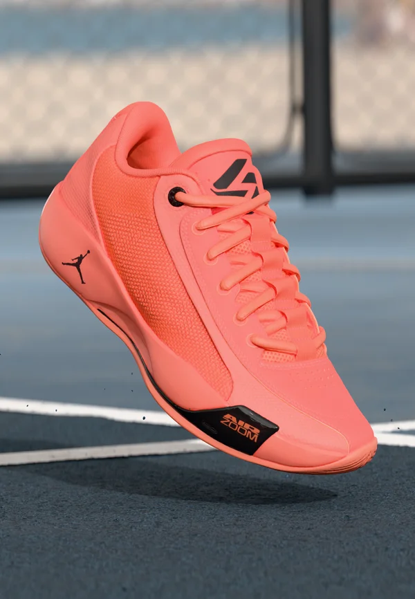 LUKA .77 OUTDOOR - Basketballschuh - bright mango black