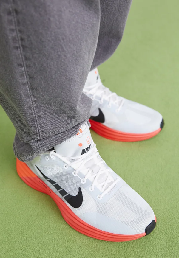 LUNAR ROAM - Sneaker low - white/black/bright crimson hot lava/pure platinum/light smoke grey