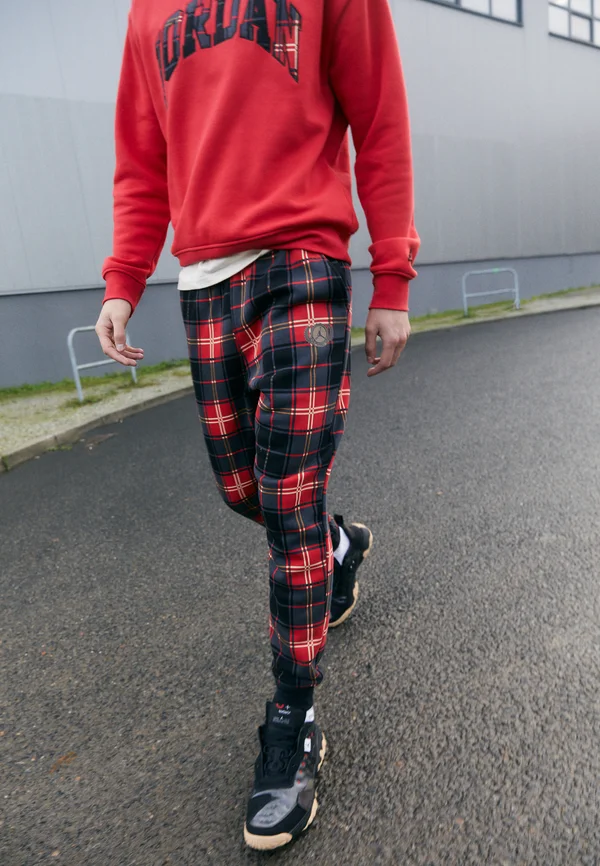 M J ESS HOL FLC PANT - Jogginghose - fire red/dark driftwood