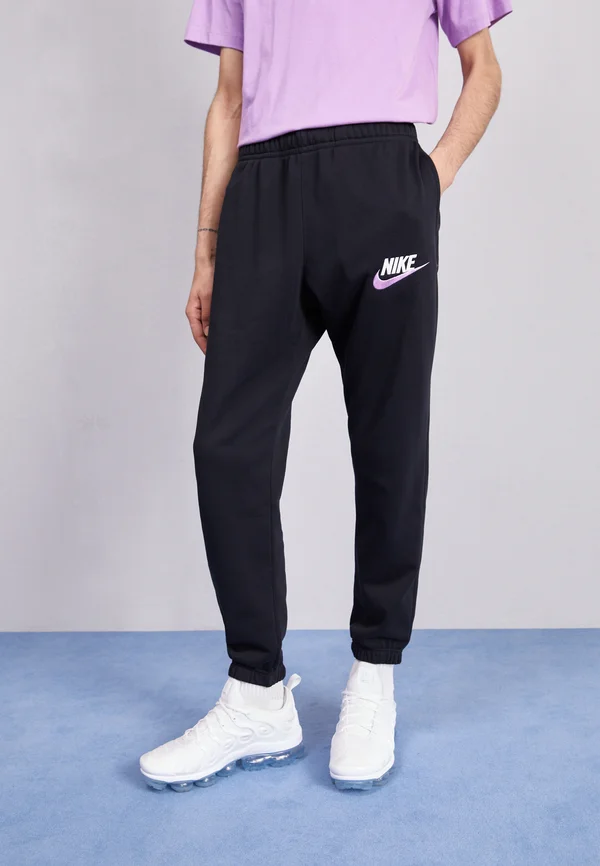 M NK CLUB+ FT CF PANT LBR - Jogginghose - black