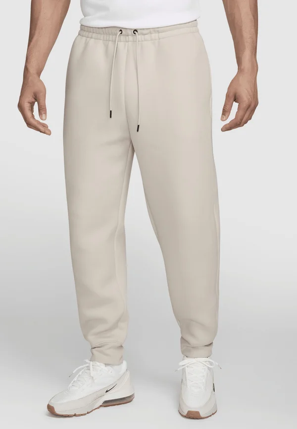 M NK TCH FLC PANT RI - Jogginghose - lt orewood brn/(lt orewood brn)