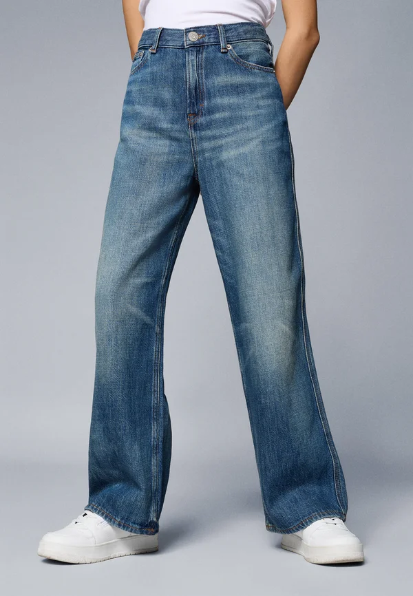 MABEL VINTAGE WASH - Flared Jeans - island blue