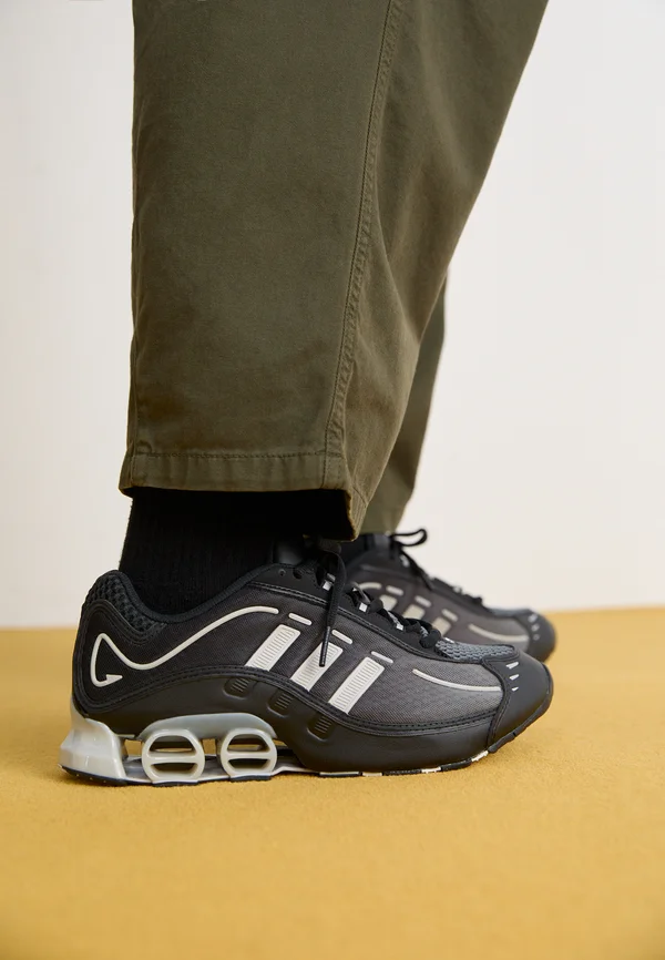 MEGARIDE O1 - Sneaker low - core black/grey two/silver metallic