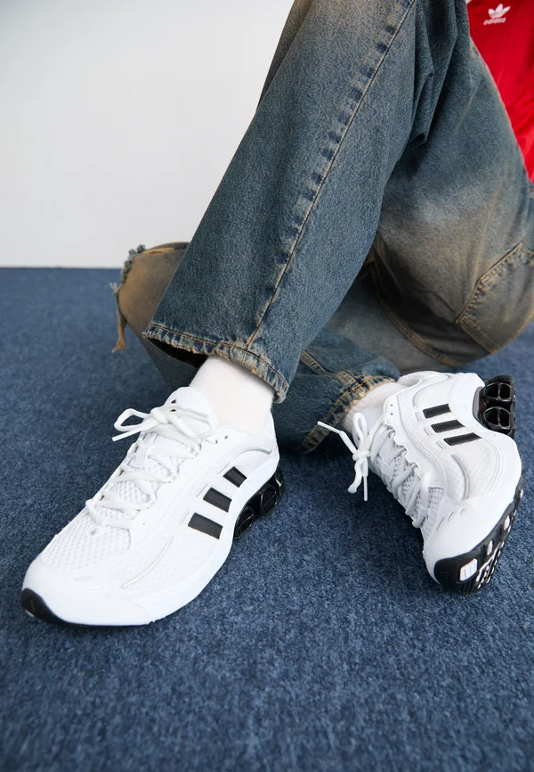 MEGARIDE O1 - Sneaker low - footwear white/core black/silver metallic