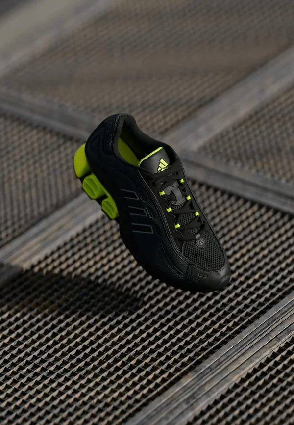 MEGARIDE O1 UNISEX - Sneaker low - core black/iron metallic/yellow