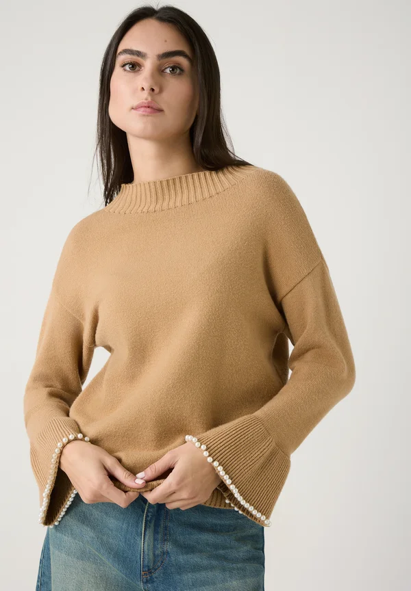 MIT PERLENSAUM - Strickpullover - warm camel