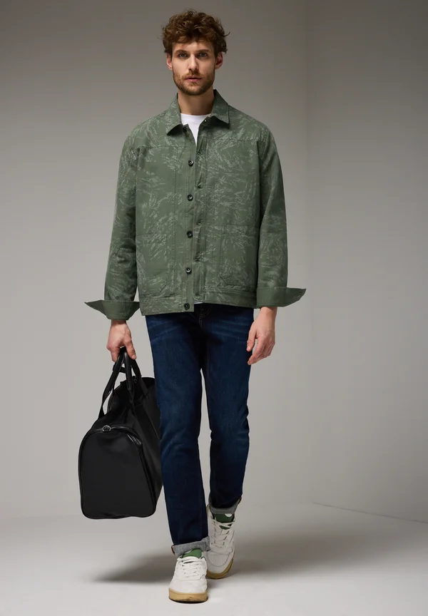 MIT PRINT MUSTER - Leichte Jacke - grün
