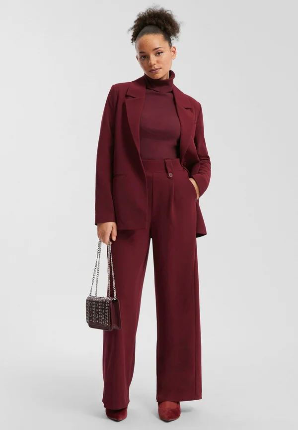 MIT REVERSKRAGEN - Strickjacke - bordeaux