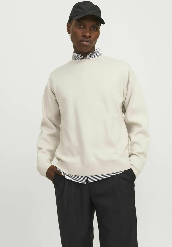 MIT RUNDHALS EINFARBIG  - Strickpullover - greige