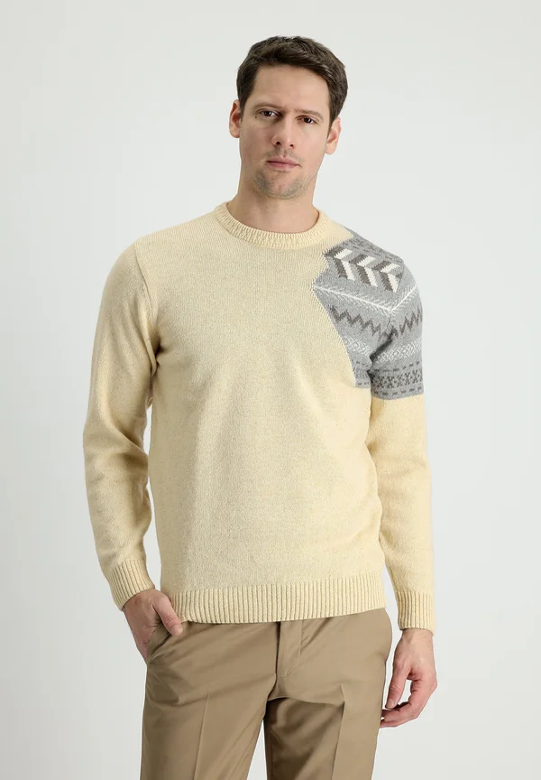 MIT RUNDHALSAUSSCHNITT GEMUSTERTE - Strickpullover - stone