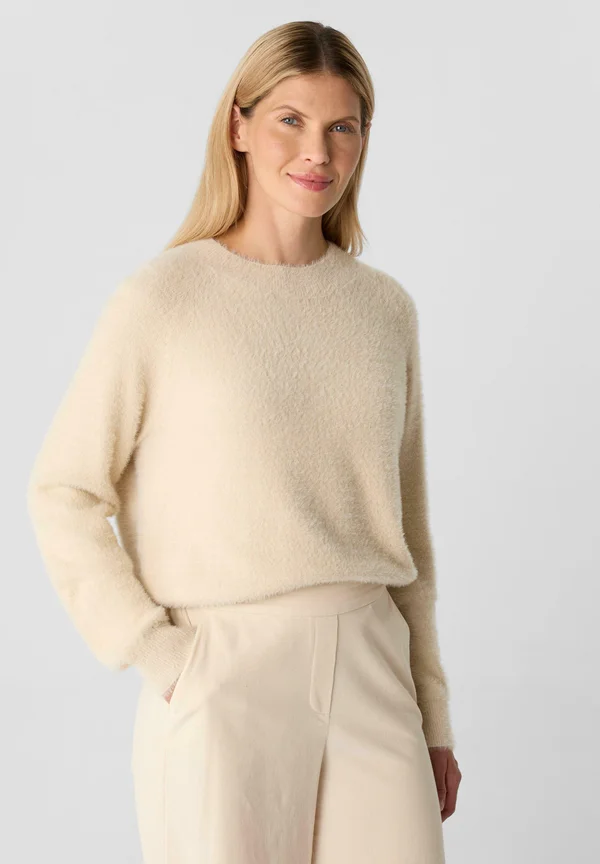 MIT RUNDHALSAUSSCHNITT - Strickpullover - beige