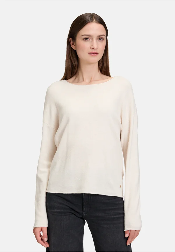 MIT RUNDHALSAUSSCHNITT - Strickpullover - bright cream melange