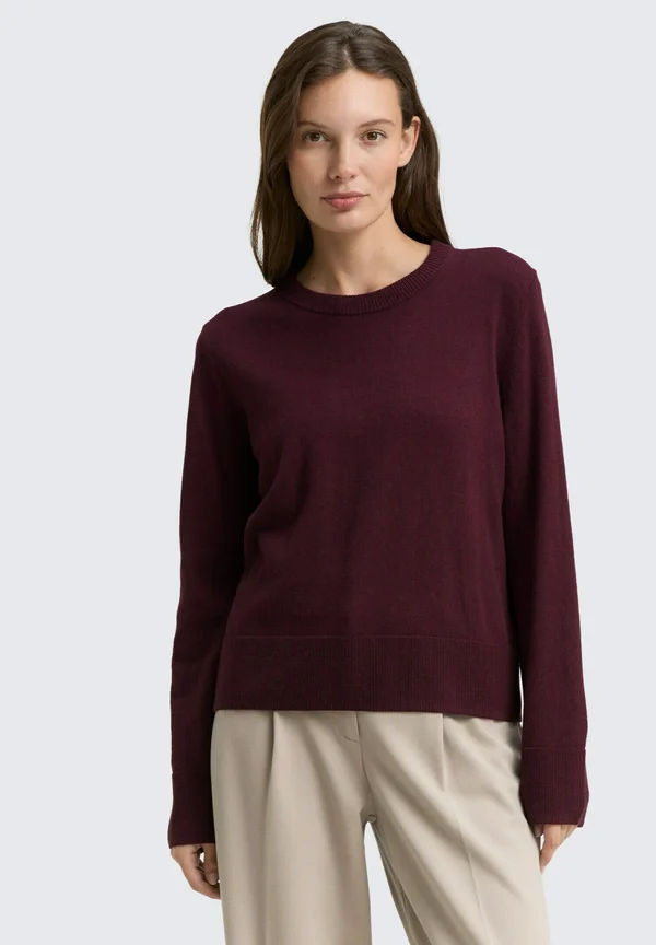 MIT RUNDHALSAUSSCHNITT - Strickpullover - dark red mélange