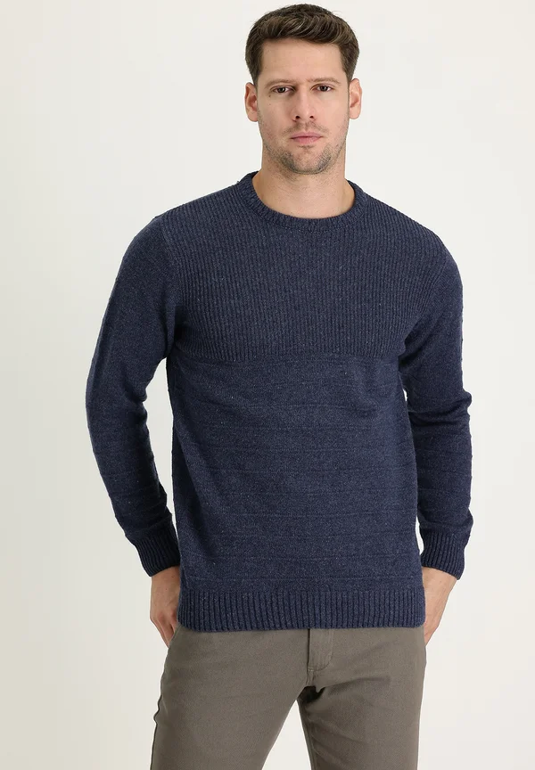 MIT RUNDHALSAUSSCHNITT - Strickpullover - i̇ndi̇go