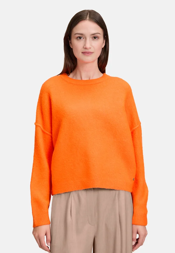 MIT RUNDHALSAUSSCHNITT - Strickpullover - neon orange