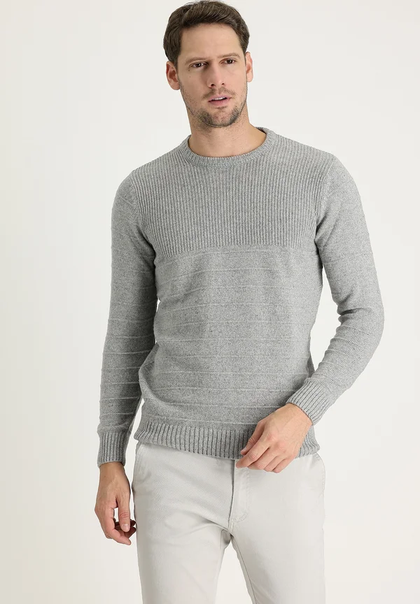 MIT RUNDHALSAUSSCHNITT - Strickpullover - orta gri̇