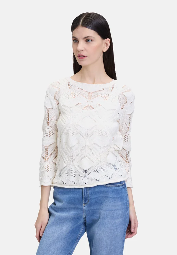 MIT RUNDHALSAUSSCHNITT - Strickpullover - pearled ivory