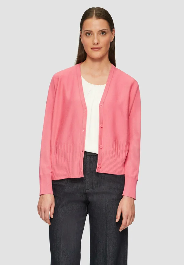 MIT STRUKTURMUSTER AM SAUM - Strickjacke - koralle