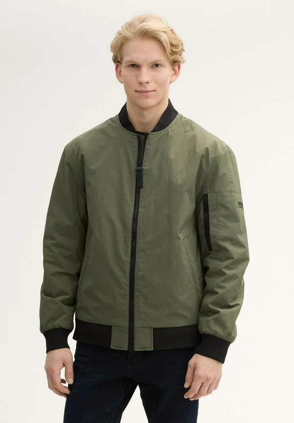 MIT TASCHEN - Bomberjacke - urban olive green