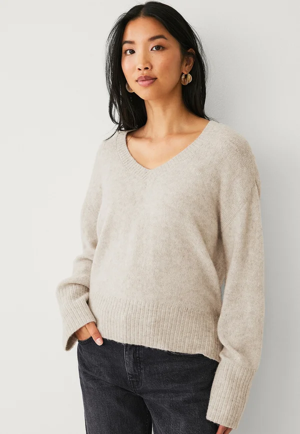 MIT V-AUSSCHNITT  - Strickpullover - beige